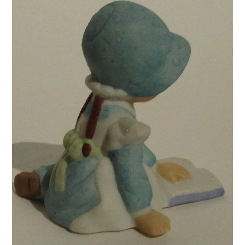 Holly Hobbie Summit collection porcelain figurine reading a book, book lovers